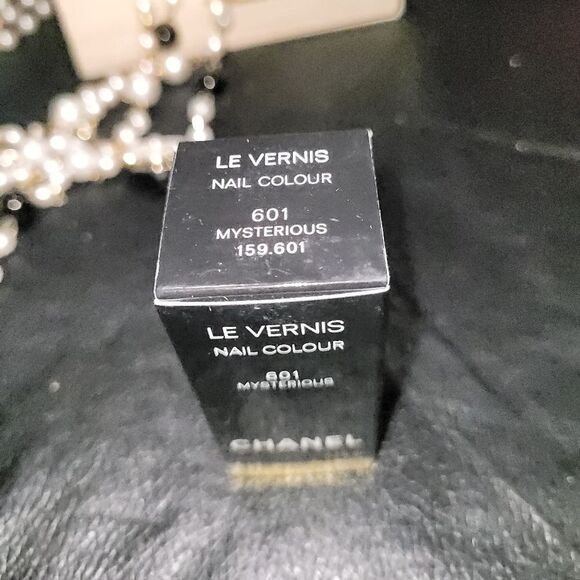 New Chanel Le Vernis Nail Colour in 601 Mysterious - Picture 11 of 14
